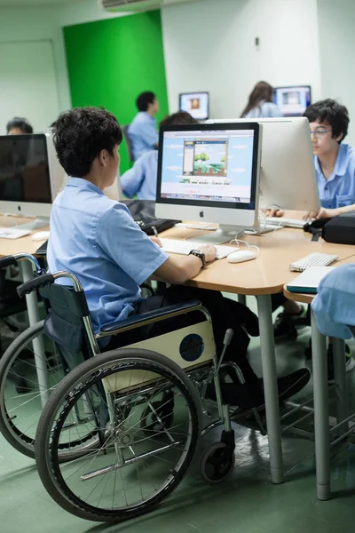 Bir üniversitede Bangkok, bilgisayar sınıfındaki bir engelli öğrencilerin.