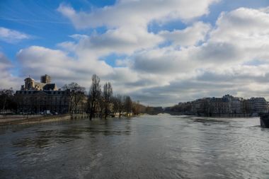 Seviyesinden 6 metre Seine, Paris, Seine Nehri'nin su basmış.