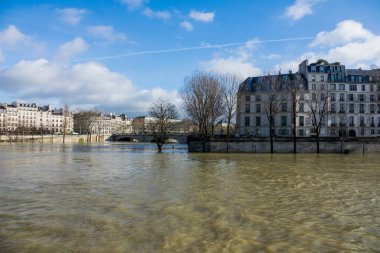 Seviyesinden 6 metre Seine, Paris, Seine Nehri'nin su basmış.
