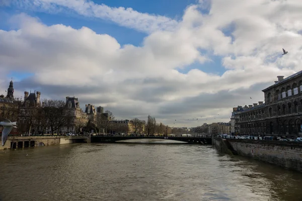 Париж, березі Сени затоплені, Сени 6 метрів вище рівня. — стокове фото