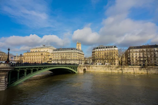 Paris, As margens do Sena estão inundadas, o Sena está a 6 metros acima do nível . — Fotografia de Stock