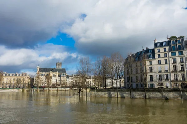 París, Las orillas del Sena están inundadas, el Sena está a 6 metros sobre el nivel . —  Fotos de Stock