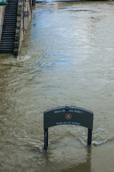 Paris, As margens do Sena estão inundadas, o Sena está a 6 metros acima do nível . — Fotografia de Stock