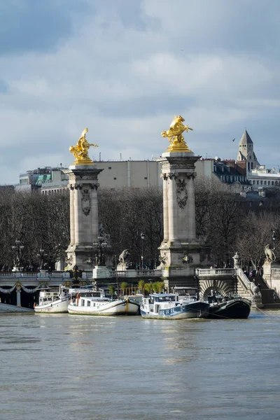 París, Las orillas del Sena están inundadas, el Sena está a 6 metros sobre el nivel. Barcos y barcazas ya no pueden circular . —  Fotos de Stock