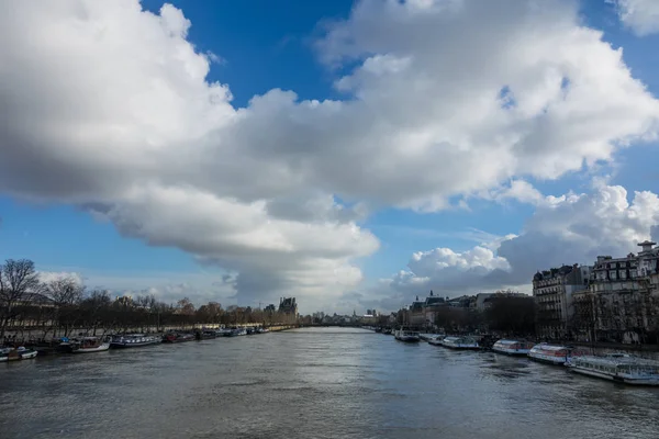 Paris, As margens do Sena estão inundadas, o Sena está a 6 metros acima do nível. Barcos e barcaças não podem mais circular . — Fotografia de Stock