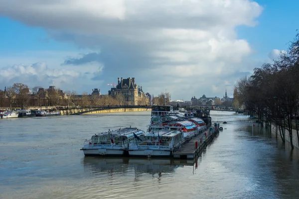 París, Las orillas del Sena están inundadas, el Sena está a 6 metros sobre el nivel. Barcos y barcazas ya no pueden circular . —  Fotos de Stock