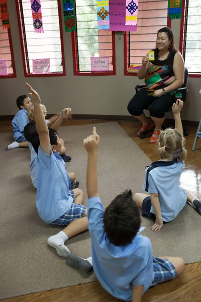 Ένας δάσκαλος ερωτήσεις μαθητών του μέσα στην τάξη. — Φωτογραφία Αρχείου