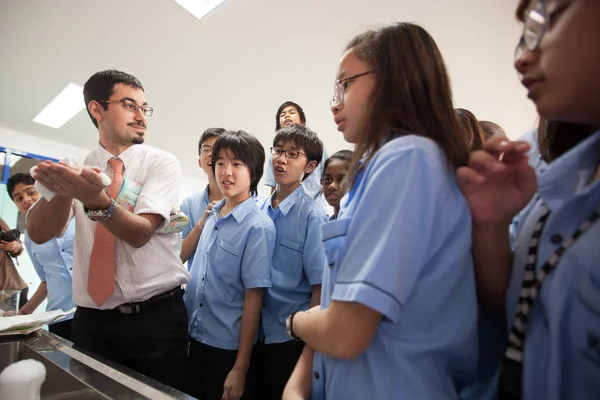 A professor and his students during a science class. — Stock Photo, Image