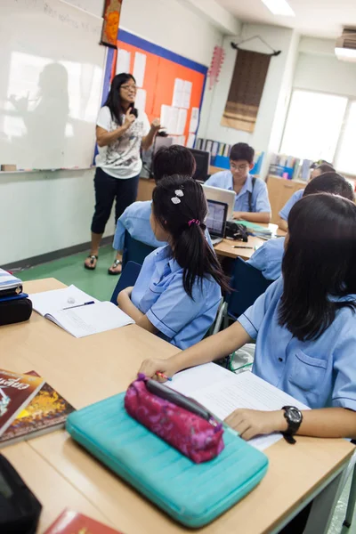 En el aula, los estudiantes escuchan a su profesor . — Foto de Stock