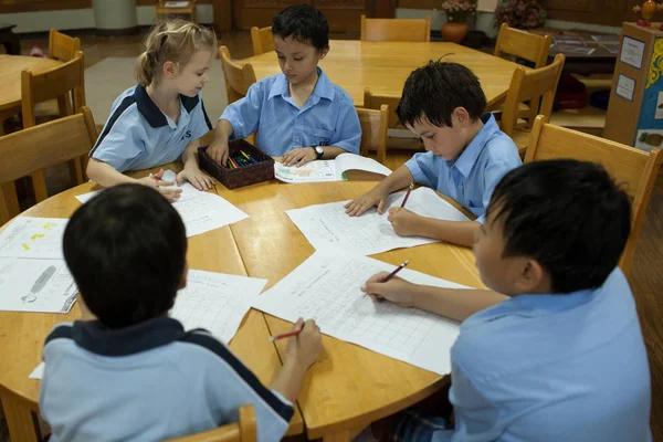 Students do their exercises in the classroom. — Stock Photo, Image