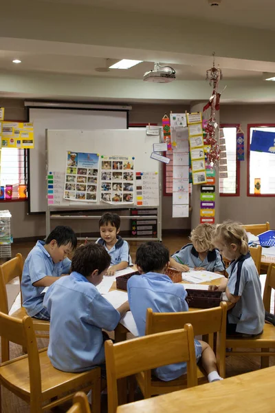 Os alunos fazem seus exercícios em sala de aula . — Fotografia de Stock