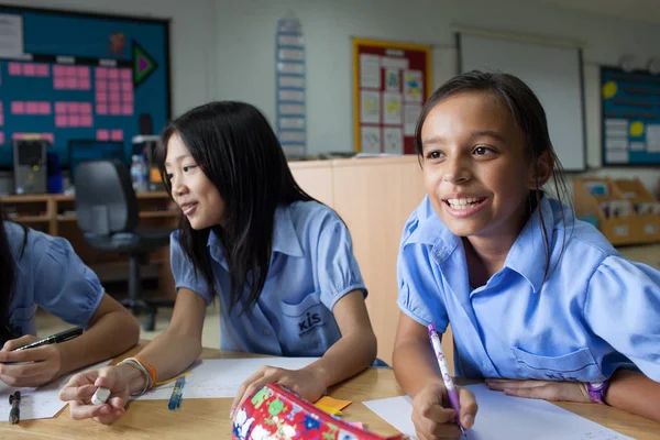 Students do their exercises in the classroom. — Stock Photo, Image