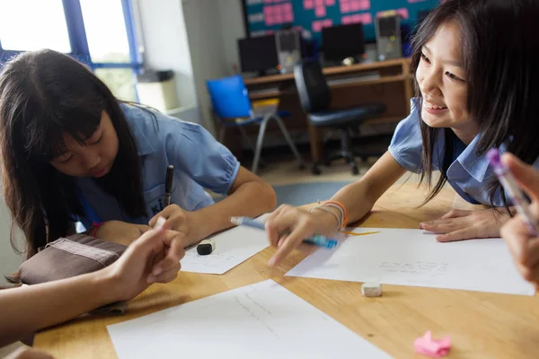 Studenten doen hun oefeningen in de klas. — Stockfoto