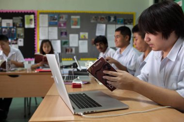 bir grup öğrenci bir sınıfta bir egzersiz üzerinde birlikte çalışma