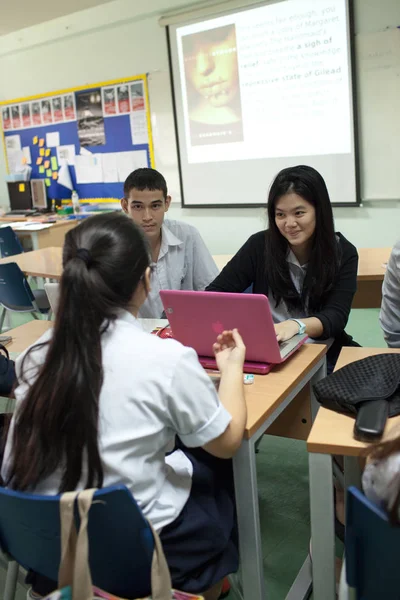 A group of students in a classroom working together on an exercise — Stock Photo, Image