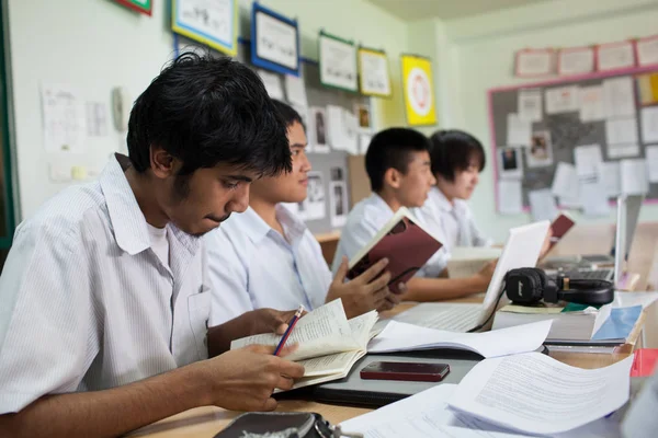 Een groep studenten in een klaslokaal werken samen aan een oefening — Stockfoto