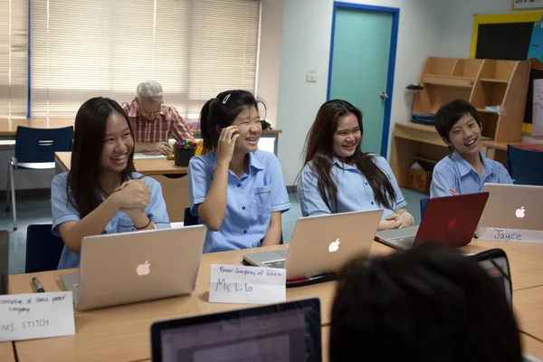 Een groep studenten in een klaslokaal werken samen aan een oefening — Stockfoto