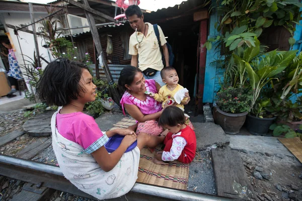 Milhares de famílias vivem na favela de Klong Toey . — Fotografia de Stock