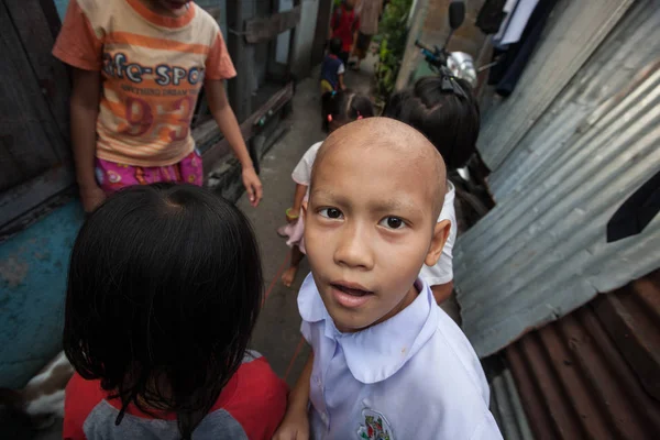 Migliaia di famiglie vivono nella baraccopoli di Klong Toey . — Foto Stock