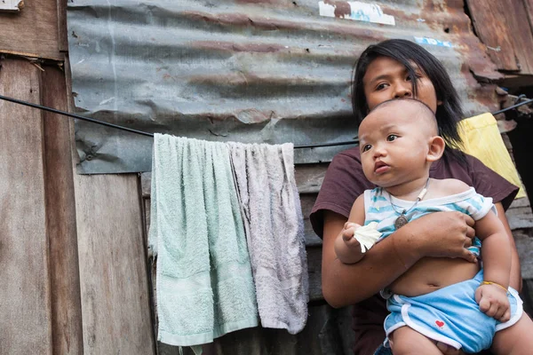 数以千计的家庭住在 Toey 贫民窟. — 图库照片