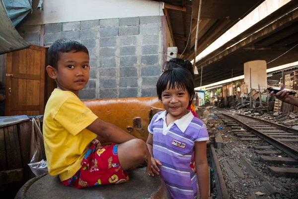 Binlerce aile Klong Toey mahallede yaşamak. — Stok fotoğraf