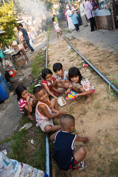 Miles de familias viven en la barriada de Klong Toey . —  Fotos de Stock