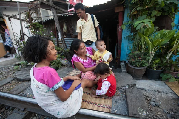 Miles de familias viven en la barriada de Klong Toey . — Foto de Stock