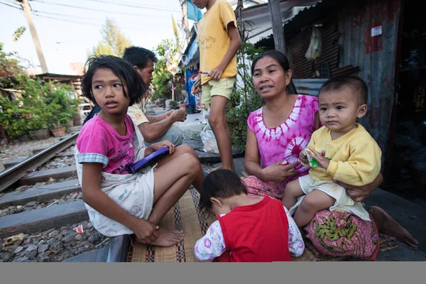 Milhares de famílias vivem na favela de Klong Toey . — Fotografia de Stock