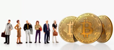 insanlar poz bitcoins beyaz bir arka plan üzerinde izole, yanındaki bir grup