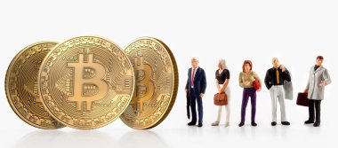 insanlar poz bitcoins beyaz bir arka plan üzerinde izole, yanındaki bir grup