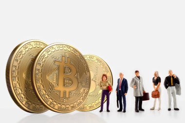 insanlar poz bitcoins beyaz bir arka plan üzerinde izole, yanındaki bir grup