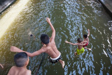 Günün sonunda bir Bangkok kanal Chao Phraya Nehri yakınında dalış genç Tay erkek zevk
