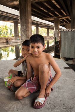 Bir grup genç çocuklar var eğlenceli birlikte Bangkok Klong Toey gecekondu