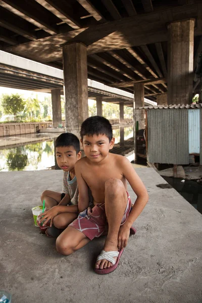 Un groupe de jeunes garçons s'amusent ensemble dans le bidonville Klong Toey à Bangkok — Photo