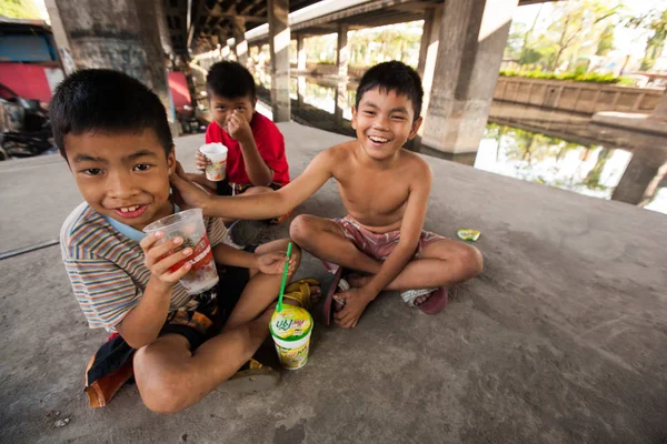 Um grupo de garotos se divertem juntos na favela de Klong Toey em Bangkok — Fotografia de Stock