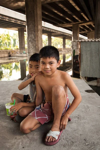 Un grupo de chicos jóvenes se divierten juntos en el barrio de Klong Toey en Bangkok —  Fotos de Stock