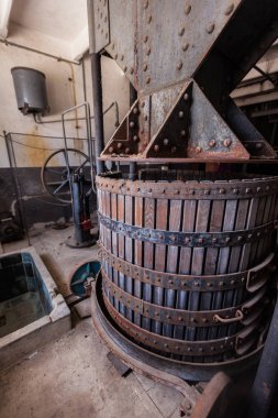 Şampanya yapmak için eski şarap basın