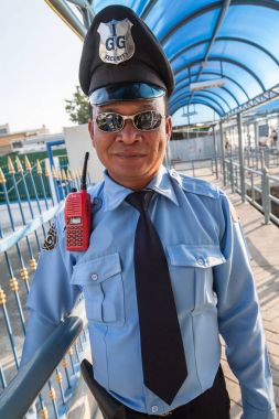 bir güvenlik görevlisi otobüs tekneler Bangkok Chao Phraya Nehri üzerindeki erişim izler