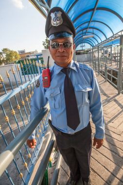 bir güvenlik görevlisi otobüs tekneler Bangkok Chao Phraya Nehri üzerindeki erişim izler