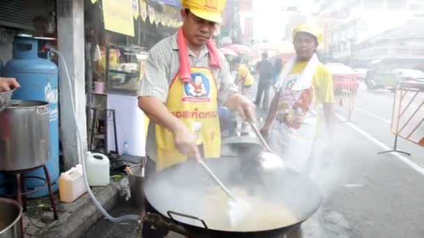 ヤワラー通り チャイナタウン バンコク 2014年屋台 タイのバンコク 中国の新しい年にあたって チャイナタウン地区にフライパン調理麺通りで中華鍋で — ストック動画