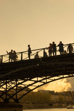 Turistler Bahar, Paris'te Seine Nehri'nin köprüdeki sıcaklığını tadını çıkarın..