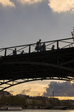 Turistler Bahar, Paris'te Seine Nehri'nin köprüdeki sıcaklığını tadını çıkarın..