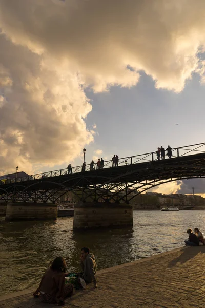 Los turistas disfrutan del calor de la primavera, en un puente del río Sena en París . —  Fotos de Stock