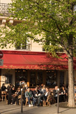 Parisians ve turistler önünde Seine Nehri tipik Paris kahve terasında bir içkinin tadını çıkarın.