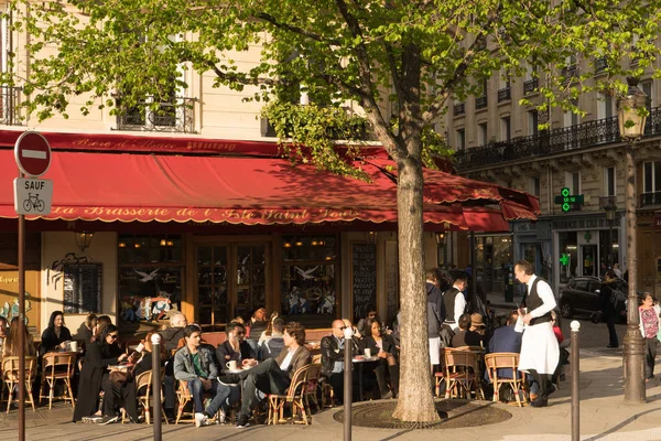 Parisians ve turistler önünde Seine Nehri tipik Paris kahve terasında bir içkinin tadını çıkarın.