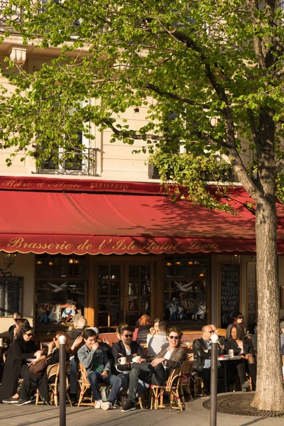Парижане и туристы наслаждаются напитком на террасе типичного парижского кофе на берегу Сены . — стоковое фото
