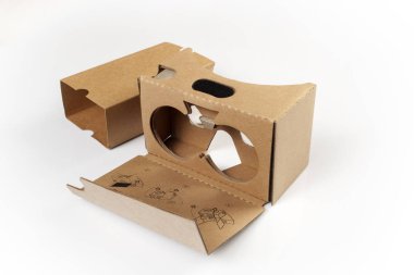 Karton VR gözlükler, beyaz arkaplanda izole edilmiş..