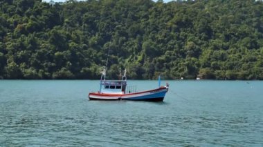 Koh Kood, Trat, Tayland - 17 Kasım 2019: Koh Kood Adası, Tayland. Denize demir atmış bir balıkçı teknesi..