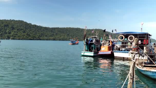 Koh Kood Trat Tajlandia Listopada 2019 Kuter Rybacki Porcie Wyspie — Wideo stockowe