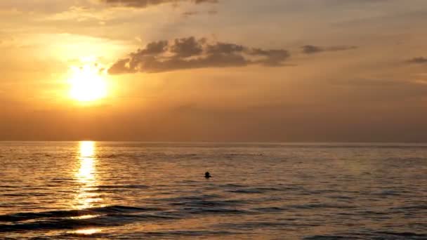 Ένα Ζευγάρι Λούζεται Μπροστά Από Ένα Υπέροχο Ηλιοβασίλεμα Μια Παραλία — Αρχείο Βίντεο